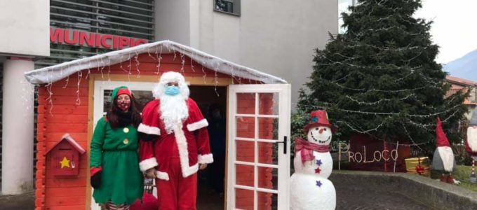 Sorpresa a scuola: a bussare alla porta è Babbo Natale (con la mascherina)  - IVG.it